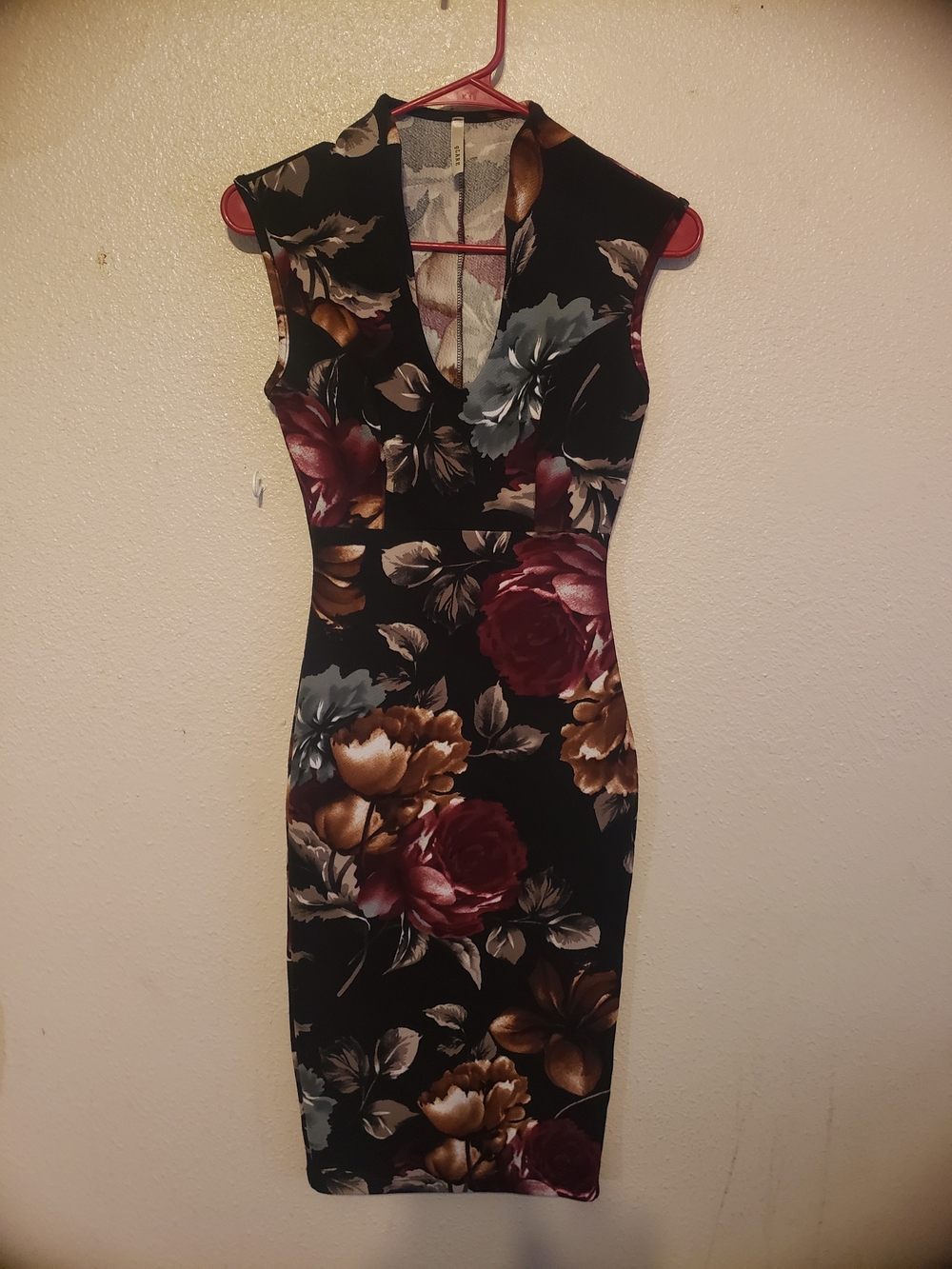 Sleeveless V-Neck Midi Dress in Black with Floral Print
